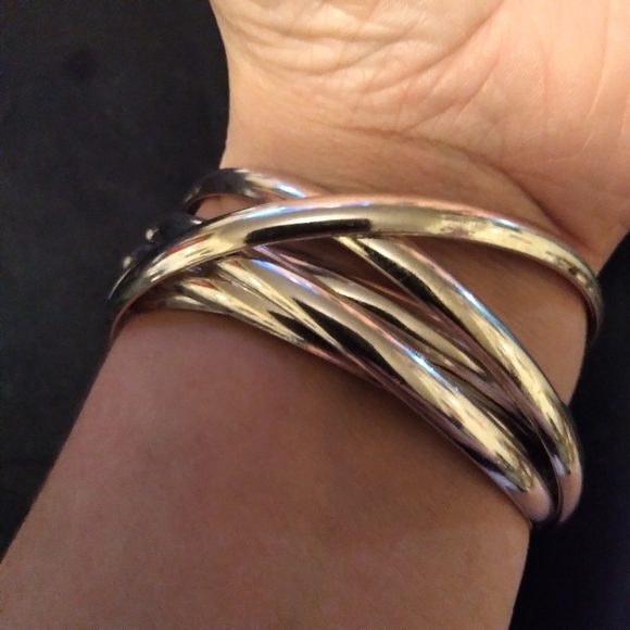 Silvertone necklace and interwined bangles - Picture 9 of 9
